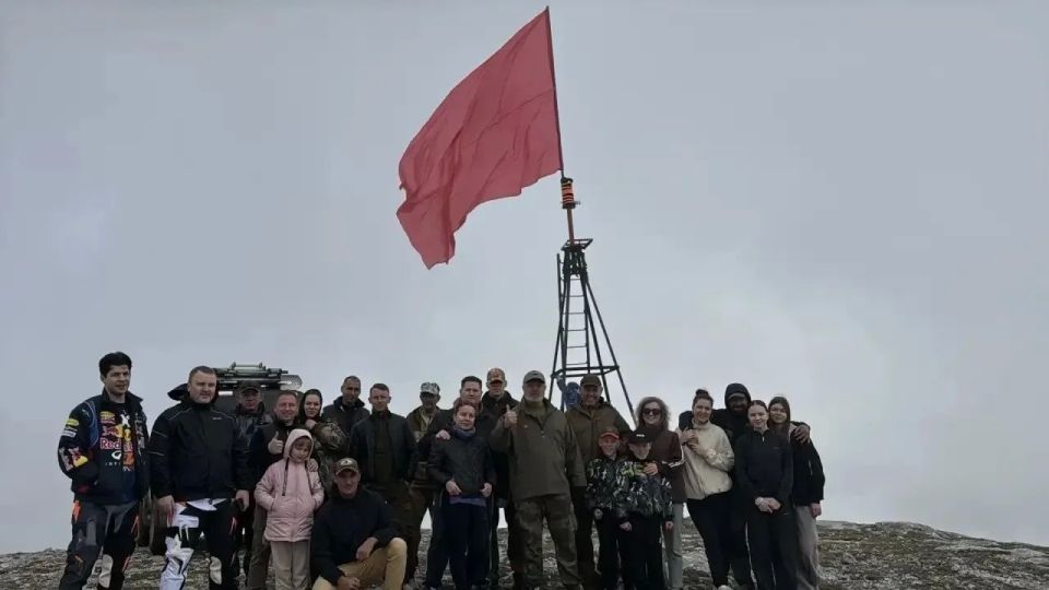 Над Алуштой подняли Знамя Победы Над Алуштой подняли Знамя Победы