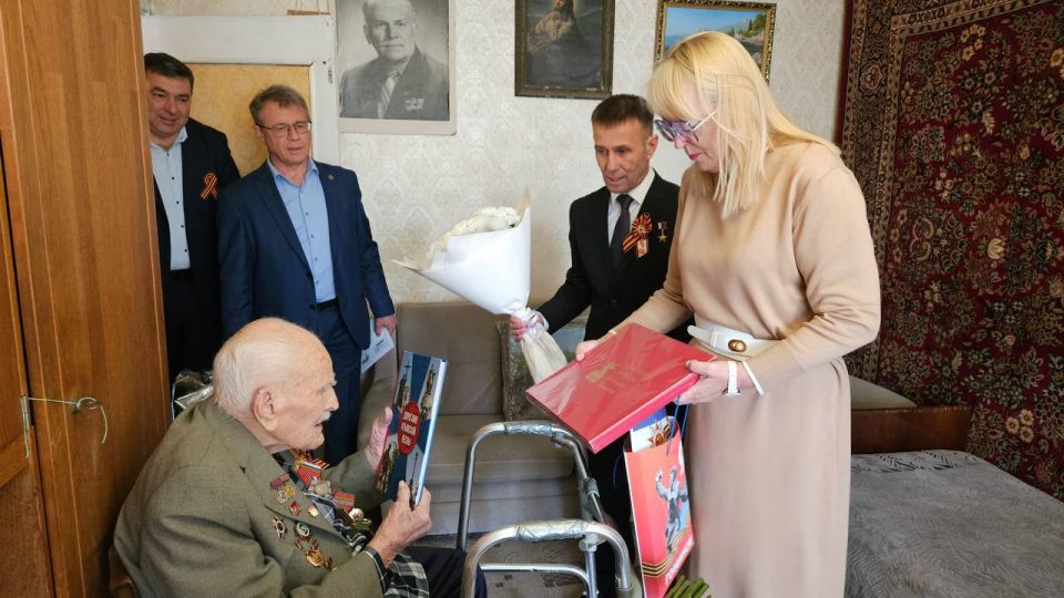 Юрий Нимченко: Сегодня вместе с Кивико Ириной Валерьевной – заместителем Председателя Совета министров Республики Крым – министром финансов Республики Крым, Вайсбейном Вячеславом Юрьевичем – главой администрации... Юрий Нимченко: Сегодня вместе с Кивико Ириной Валерьевной – заместителем Председателя Совета министров Республики Крым – министром финансов Республики Крым, Вайсбейном Вячеславом Юрьевичем – главой администрации...
