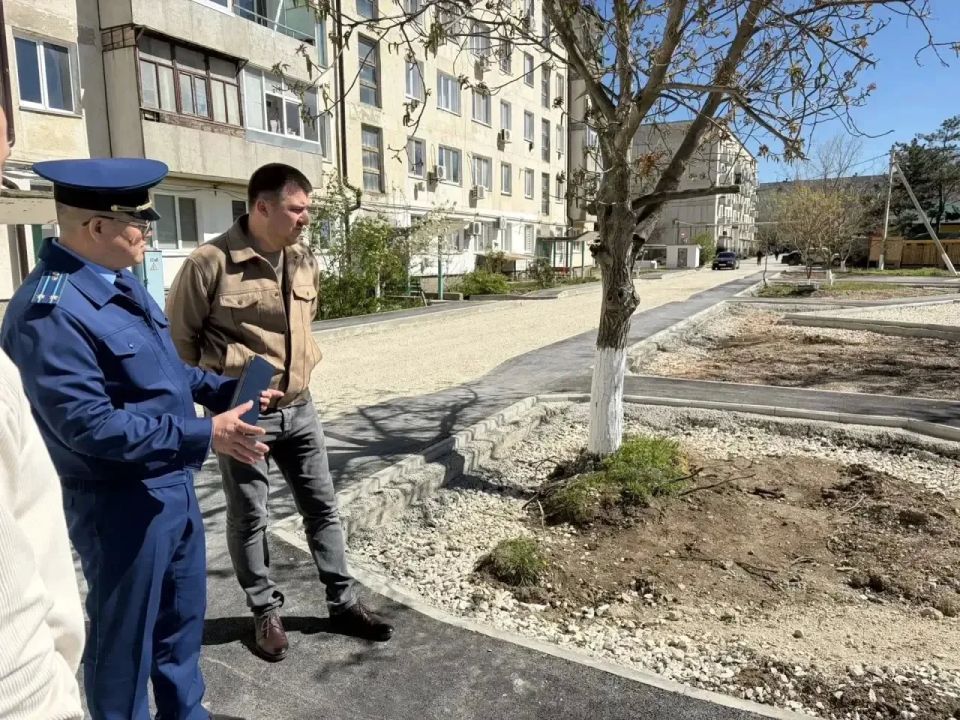 Прокуратура Нижнегорского района контролирует ход капитальных работ по благоустройству внутридомовой территории Прокуратура Нижнегорского района контролирует ход капитальных работ по благоустройству внутридомовой территории