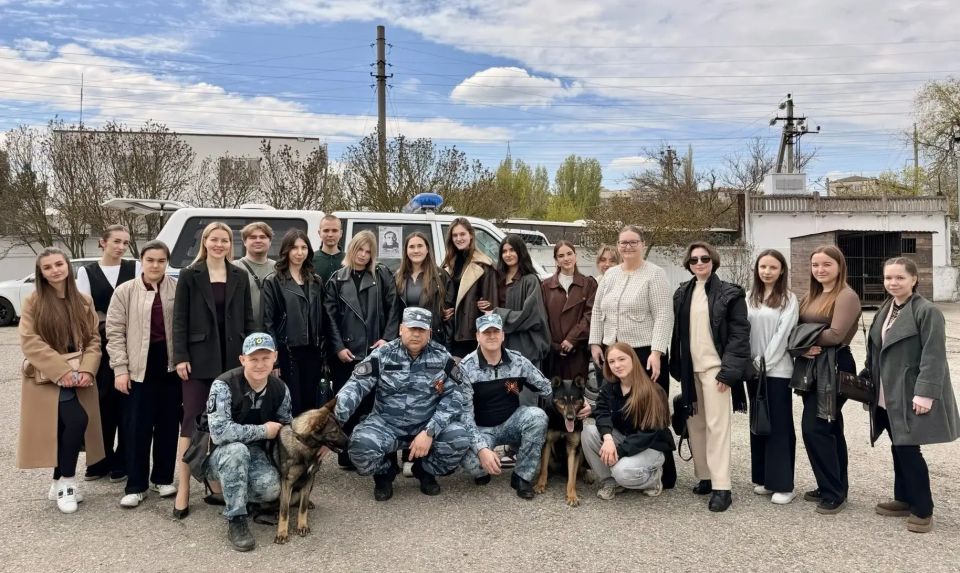 Студенты Крымского филиала Университета правосудия им. В.М. Лебедева познакомились с кинологической службой Студенты Крымского филиала Университета правосудия им. В.М. Лебедева познакомились с кинологической службой