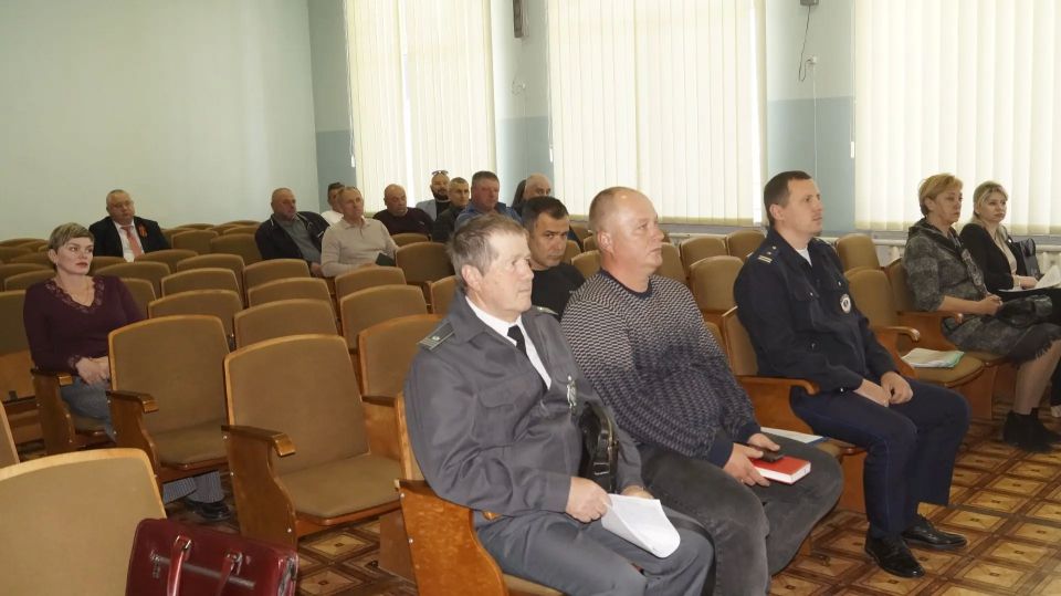 7 мая прошло предуборочное совещание под руководством главы администрации Советского района Александра Харламова с участием заместителя Министра сельского хозяйства Республики Крым Николая Тютюника и... 7 мая прошло предуборочное совещание под руководством главы администрации Советского района Александра Харламова с участием заместителя Министра сельского хозяйства Республики Крым Николая Тютюника и...