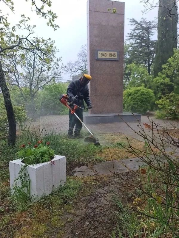 Перед главным праздником страны коммунальные службы делают то, что обычно остаётся за кадром: приводят в порядок места памяти – памятники, обелиски, стелы и мемориальные комплексы Перед главным праздником страны коммунальные службы делают то, что обычно остаётся за кадром: приводят в порядок места памяти – памятники, обелиски, стелы и мемориальные комплексы