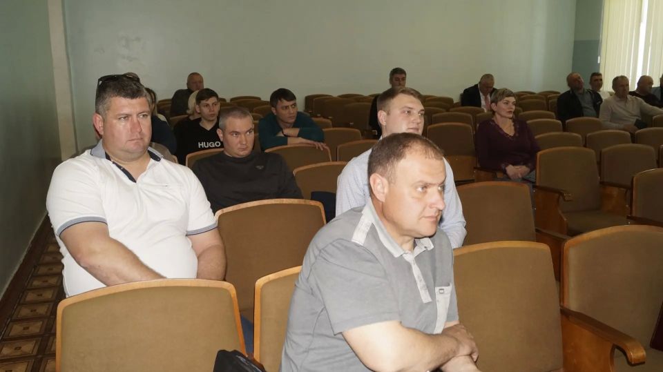 7 мая прошло предуборочное совещание под руководством главы администрации Советского района Александра Харламова с участием заместителя Министра сельского хозяйства Республики Крым Николая Тютюника и... 7 мая прошло предуборочное совещание под руководством главы администрации Советского района Александра Харламова с участием заместителя Министра сельского хозяйства Республики Крым Николая Тютюника и...
