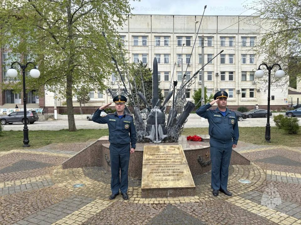 Бережём память: сотрудники МЧС России заботятся о мемориалах героев Бережём память: сотрудники МЧС России заботятся о мемориалах героев