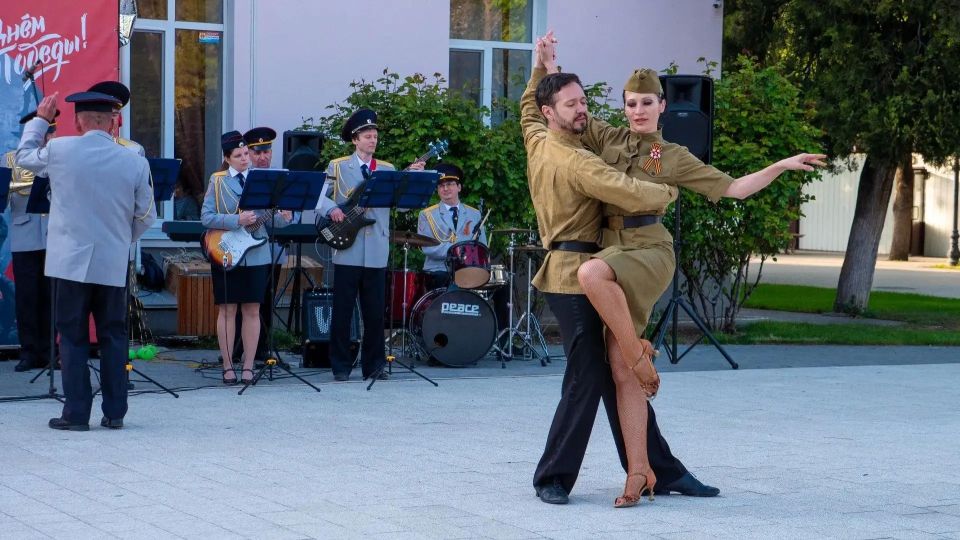Коллектив культурного центра МВД по Республике Крым выступил с концертной программой ко Дню Победы в сквере им. К. Тренева Коллектив культурного центра МВД по Республике Крым выступил с концертной программой ко Дню Победы в сквере им. К. Тренева