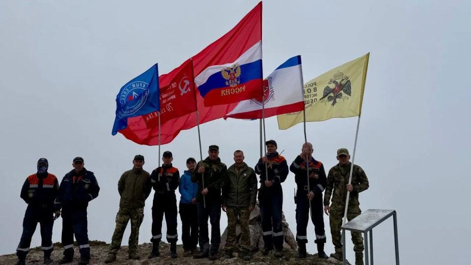 Над Алуштой подняли Знамя Победы Над Алуштой подняли Знамя Победы