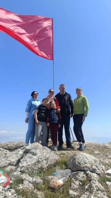 Знамена Победы подняли на вершинах Алушты Знамена Победы подняли на вершинах Алушты