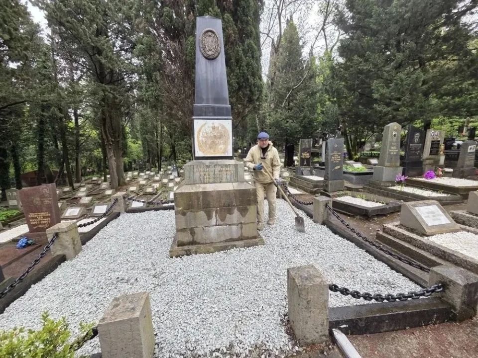 Перед главным праздником страны коммунальные службы делают то, что обычно остаётся за кадром: приводят в порядок места памяти – памятники, обелиски, стелы и мемориальные комплексы Перед главным праздником страны коммунальные службы делают то, что обычно остаётся за кадром: приводят в порядок места памяти – памятники, обелиски, стелы и мемориальные комплексы