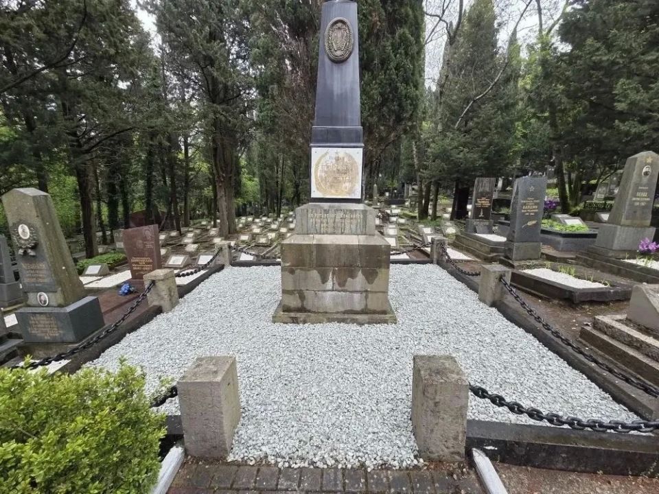 Перед главным праздником страны коммунальные службы делают то, что обычно остаётся за кадром: приводят в порядок места памяти – памятники, обелиски, стелы и мемориальные комплексы Перед главным праздником страны коммунальные службы делают то, что обычно остаётся за кадром: приводят в порядок места памяти – памятники, обелиски, стелы и мемориальные комплексы