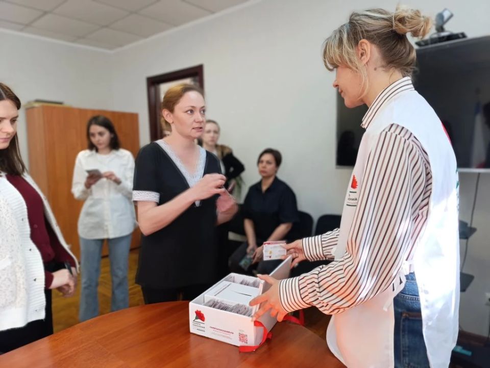 Министр курортов и туризма Республики Крым Сергей Ганзий и сотрудники министерства приняли участие во Всероссийской акции «Красная гвоздика» благотворительного фонда «Память поколений» Министр курортов и туризма Республики Крым Сергей Ганзий и сотрудники министерства приняли участие во Всероссийской акции «Красная гвоздика» благотворительного фонда «Память поколений»