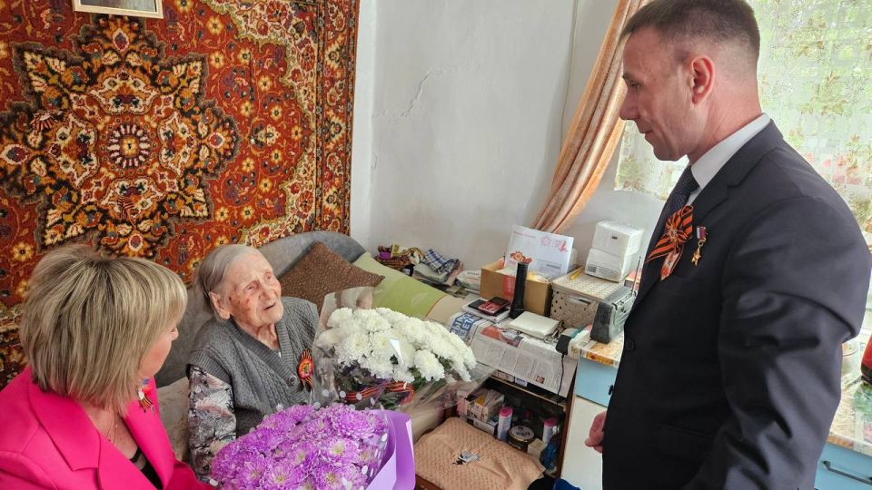 Юрий Нимченко: Сегодня вместе с Кивико Ириной Валерьевной – заместителем Председателя Совета министров Республики Крым – министром финансов Республики Крым, Вайсбейном Вячеславом Юрьевичем – главой администрации... Юрий Нимченко: Сегодня вместе с Кивико Ириной Валерьевной – заместителем Председателя Совета министров Республики Крым – министром финансов Республики Крым, Вайсбейном Вячеславом Юрьевичем – главой администрации...