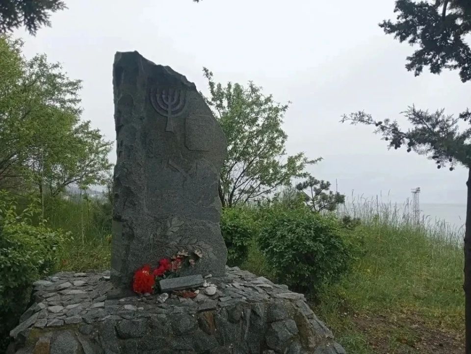 Перед главным праздником страны коммунальные службы делают то, что обычно остаётся за кадром: приводят в порядок места памяти – памятники, обелиски, стелы и мемориальные комплексы Перед главным праздником страны коммунальные службы делают то, что обычно остаётся за кадром: приводят в порядок места памяти – памятники, обелиски, стелы и мемориальные комплексы