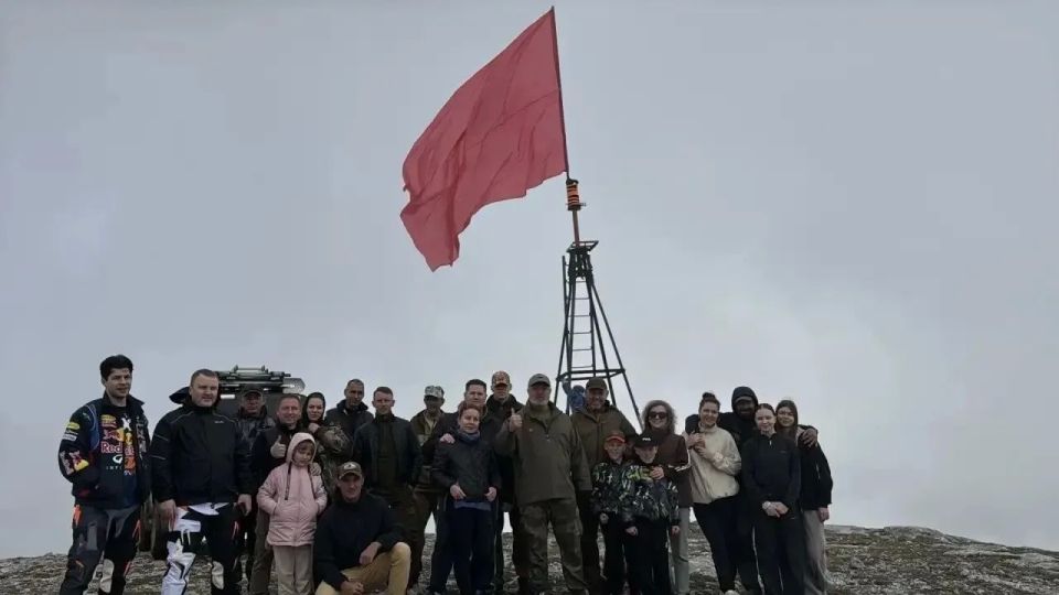 Знамена Победы подняли на вершинах Алушты Знамена Победы подняли на вершинах Алушты