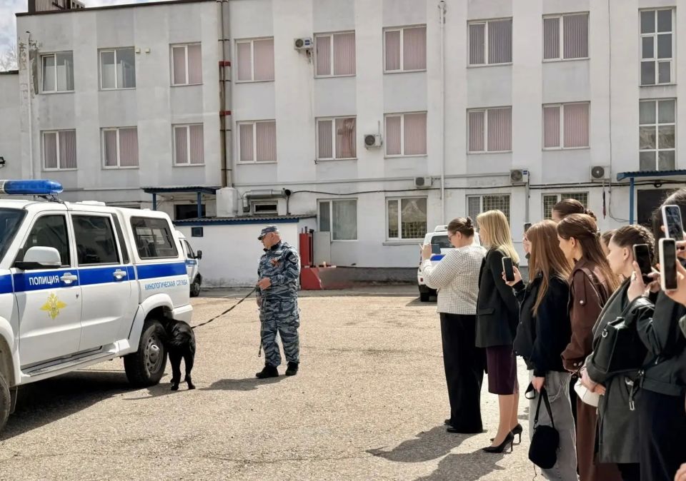 Студенты Крымского филиала Университета правосудия им. В.М. Лебедева познакомились с кинологической службой Студенты Крымского филиала Университета правосудия им. В.М. Лебедева познакомились с кинологической службой