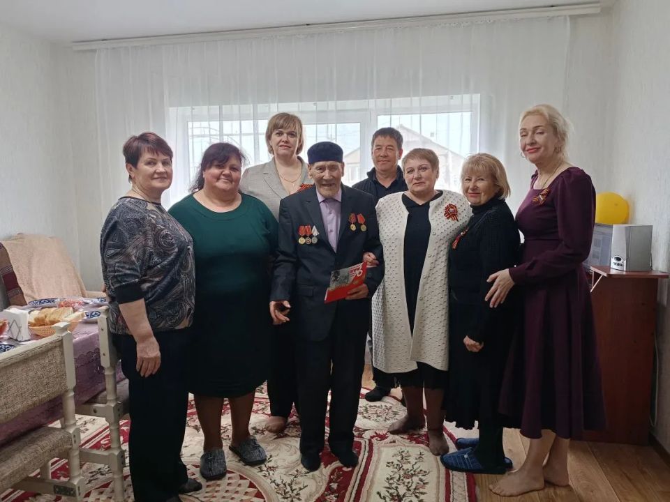 Накануне 81-й годовщины Победы в Великой Отечественной войне, в рамках акции «Подарок ветерану» заместитель председателя Советского районного совета Ирина Зацаринина, глава администрации Советского района Александр Харламов... Накануне 81-й годовщины Победы в Великой Отечественной войне, в рамках акции «Подарок ветерану» заместитель председателя Советского районного совета Ирина Зацаринина, глава администрации Советского района Александр Харламов...