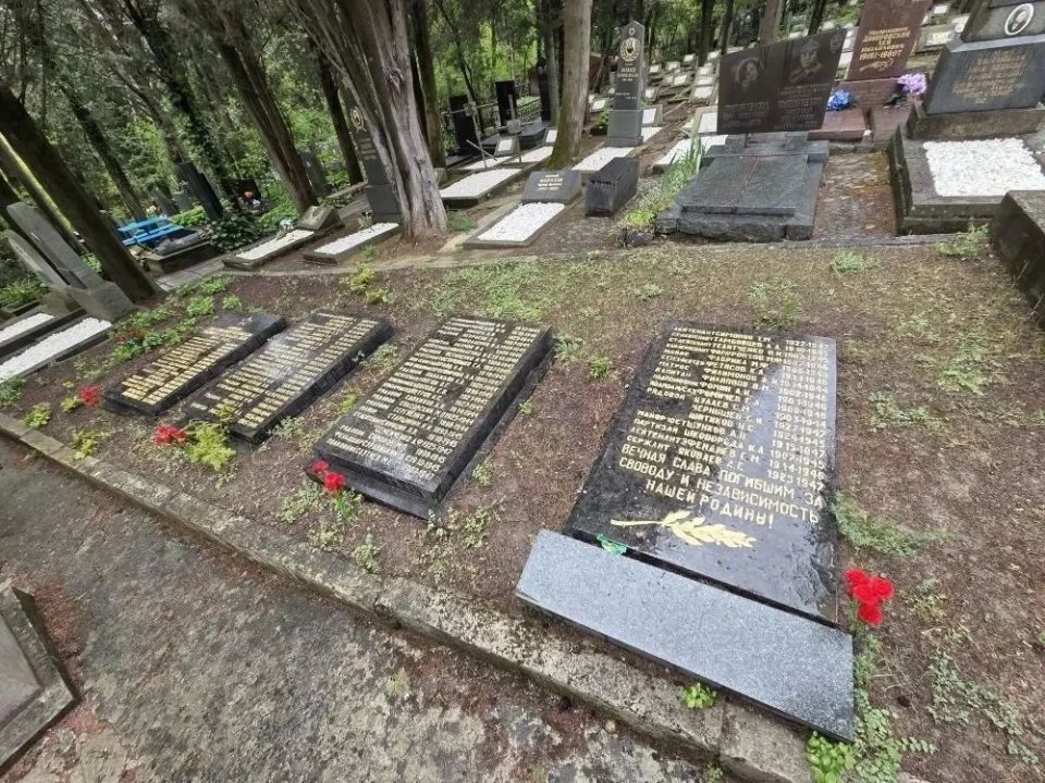 Перед главным праздником страны коммунальные службы делают то, что обычно остаётся за кадром: приводят в порядок места памяти – памятники, обелиски, стелы и мемориальные комплексы Перед главным праздником страны коммунальные службы делают то, что обычно остаётся за кадром: приводят в порядок места памяти – памятники, обелиски, стелы и мемориальные комплексы