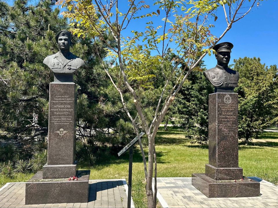 Владимир Немцев: Сегодня в Парке Победы у Памятной стелы, посвящённой Героям Советского Союза, освобождавшим и защищавшим Севастополь, состоялся митинг, приуроченный к 81-летию Победы и 82-й годовщине освобождения города от... Владимир Немцев: Сегодня в Парке Победы у Памятной стелы, посвящённой Героям Советского Союза, освобождавшим и защищавшим Севастополь, состоялся митинг, приуроченный к 81-летию Победы и 82-й годовщине освобождения города от...