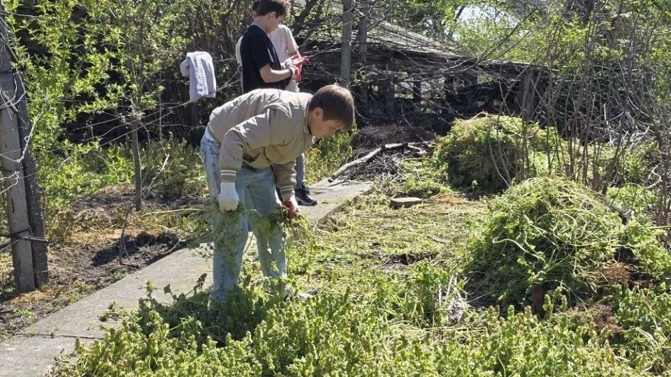 Накануне Дня Победы ребята из Движения Первых под руководством Татьяны Мороз совместно с местной Федерацией бокса навестили ветерана Великой Отечественной войны Кудуса Юнусова Накануне Дня Победы ребята из Движения Первых под руководством Татьяны Мороз совместно с местной Федерацией бокса навестили ветерана Великой Отечественной войны Кудуса Юнусова