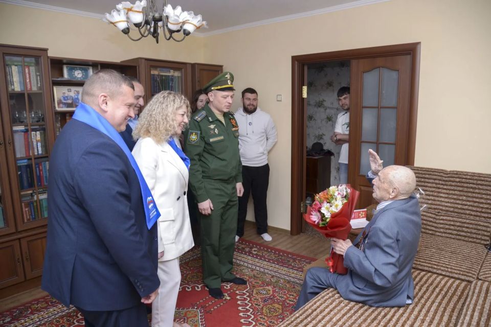 В Евпатории поздравили ветеранов Великой Отечественной войны с Днем Победы В Евпатории поздравили ветеранов Великой Отечественной войны с Днем Победы