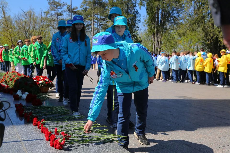 Артековцы почтили память героически павших воинов в Севастополе Артековцы почтили память героически павших воинов в Севастополе