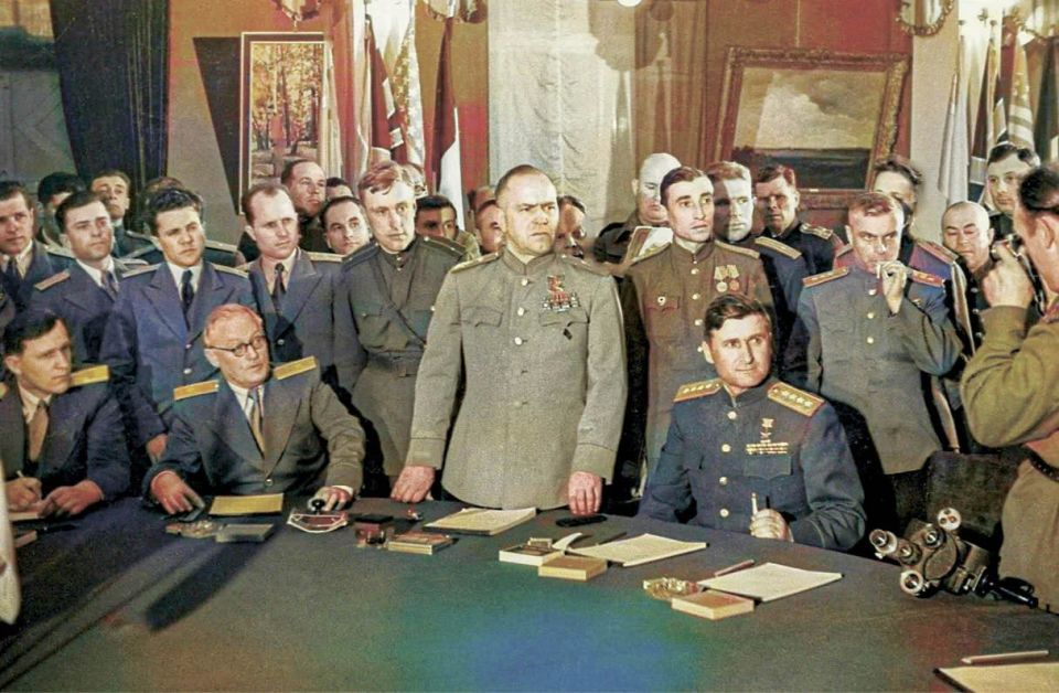 В ночь с 8 на 9 мая 1945 года в пригороде Берлина Карлхорсте состоялось торжественное подписание Акта о безоговорочной капитуляции нацистской Германии