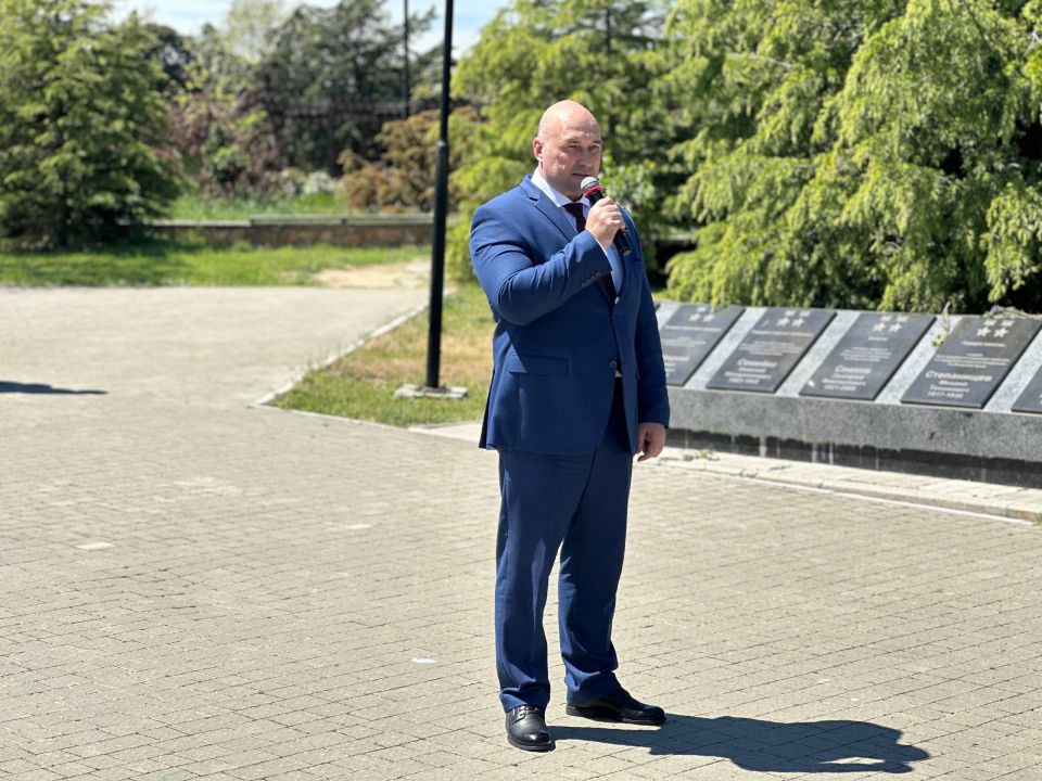 Владимир Немцев: Сегодня в Парке Победы у Памятной стелы, посвящённой Героям Советского Союза, освобождавшим и защищавшим Севастополь, состоялся митинг, приуроченный к 81-летию Победы и 82-й годовщине освобождения города от... Владимир Немцев: Сегодня в Парке Победы у Памятной стелы, посвящённой Героям Советского Союза, освобождавшим и защищавшим Севастополь, состоялся митинг, приуроченный к 81-летию Победы и 82-й годовщине освобождения города от...