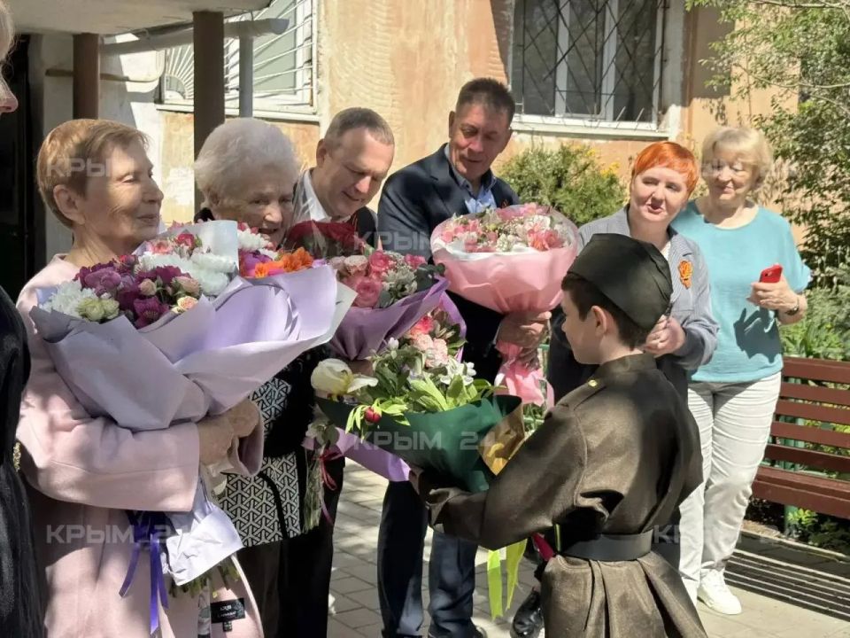 Более 800 учеников школ Симферополя поздравили ветерана Великой Отечественной войны Розалию Смирнову Более 800 учеников школ Симферополя поздравили ветерана Великой Отечественной войны Розалию Смирнову