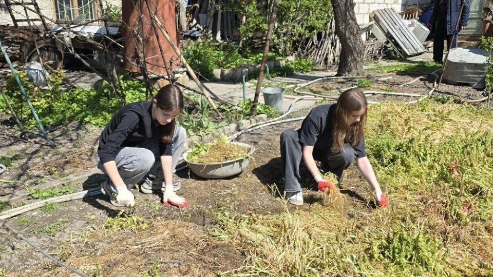 Накануне Дня Победы ребята из Движения Первых под руководством Татьяны Мороз совместно с местной Федерацией бокса навестили ветерана Великой Отечественной войны Кудуса Юнусова Накануне Дня Победы ребята из Движения Первых под руководством Татьяны Мороз совместно с местной Федерацией бокса навестили ветерана Великой Отечественной войны Кудуса Юнусова