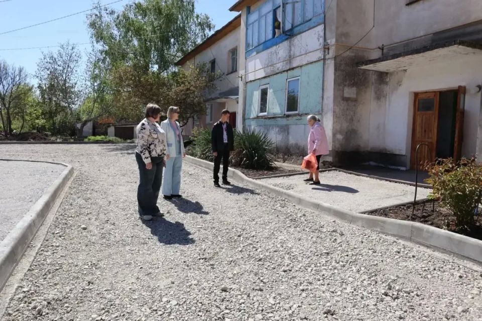 Инна Федоренко: Совместно с моим первым заместителем Анной Трушиной сегодня выехали на придомовые территории пгт Инна Федоренко: Совместно с моим первым заместителем Анной Трушиной сегодня выехали на придомовые территории пгт