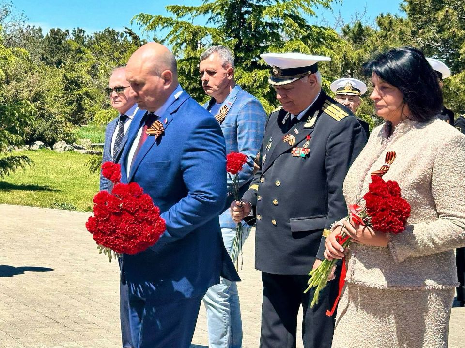 Владимир Немцев: Сегодня в Парке Победы у Памятной стелы, посвящённой Героям Советского Союза, освобождавшим и защищавшим Севастополь, состоялся митинг, приуроченный к 81-летию Победы и 82-й годовщине освобождения города от... Владимир Немцев: Сегодня в Парке Победы у Памятной стелы, посвящённой Героям Советского Союза, освобождавшим и защищавшим Севастополь, состоялся митинг, приуроченный к 81-летию Победы и 82-й годовщине освобождения города от...