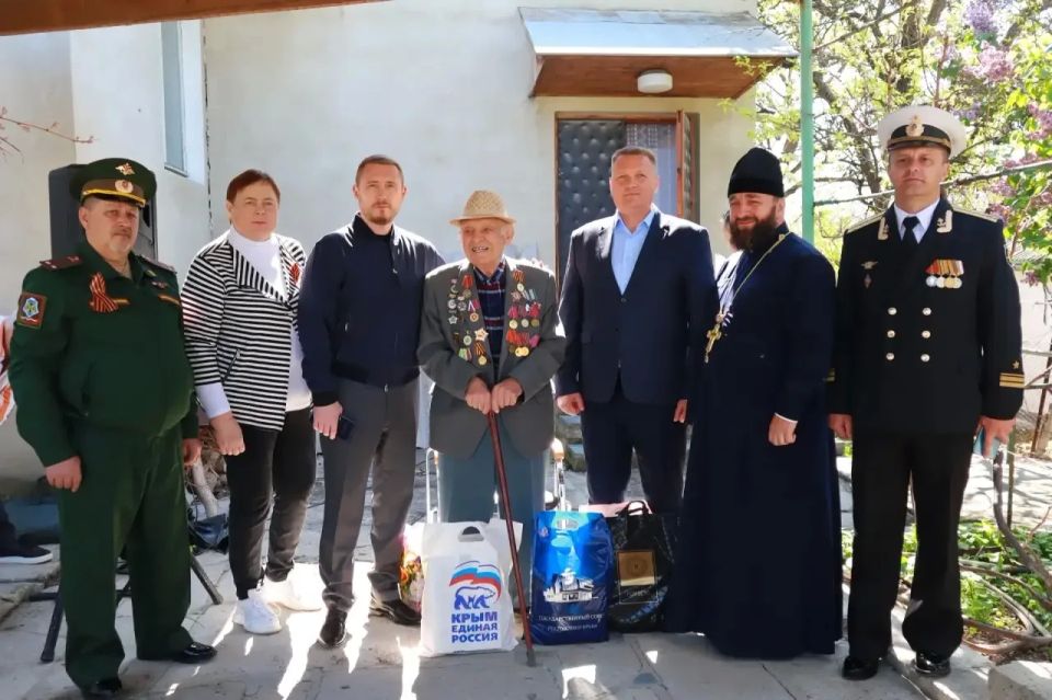 В преддверии Великого Дня Победы у домов наших уважаемых ветеранов Великой Отечественной войны состоялся праздничный концерт с песнями военных лет