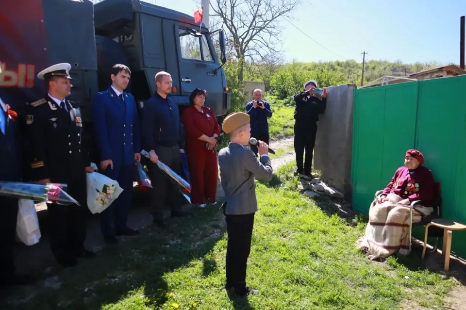 В преддверии Великого Дня Победы у домов наших уважаемых ветеранов Великой Отечественной войны состоялся праздничный концерт с песнями военных лет В преддверии Великого Дня Победы у домов наших уважаемых ветеранов Великой Отечественной войны состоялся праздничный концерт с песнями военных лет