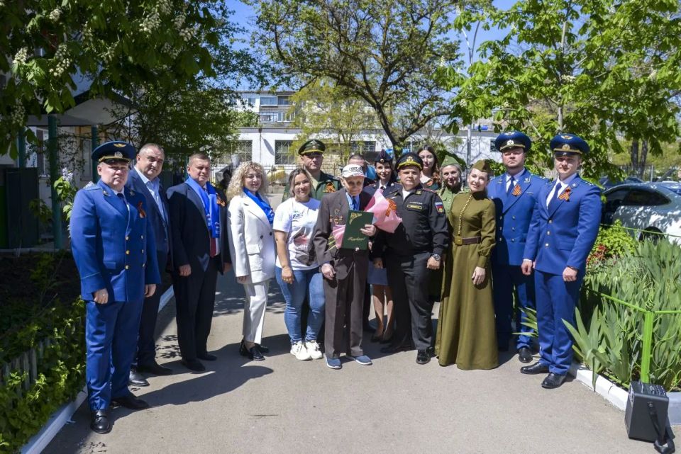 В Евпатории поздравили ветеранов Великой Отечественной войны с Днем Победы В Евпатории поздравили ветеранов Великой Отечественной войны с Днем Победы
