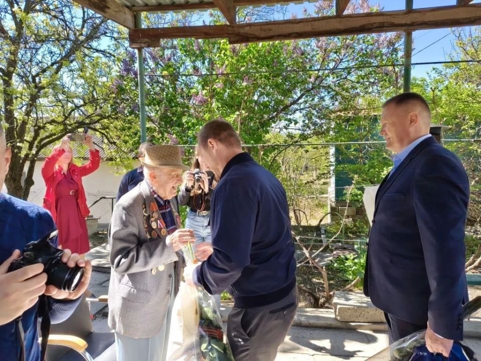 В Крыму проходит акция «В гости к ветерану» В Крыму проходит акция «В гости к ветерану»