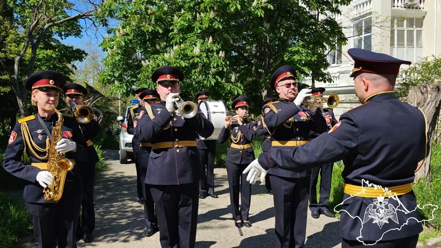 Росгвардейцы провели акцию «Парад у дома ветерана» в городе-герое Севастополе Росгвардейцы провели акцию «Парад у дома ветерана» в городе-герое Севастополе