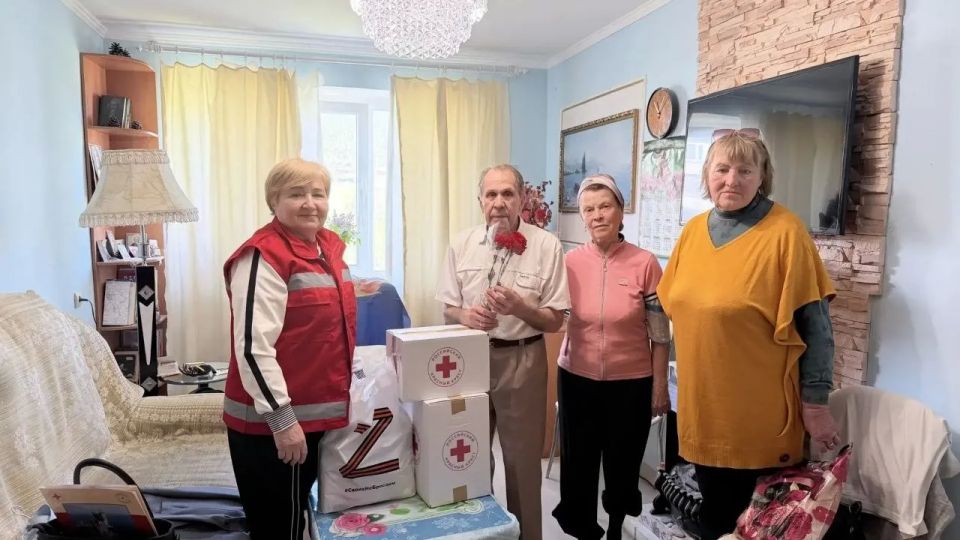 Глава администрации города Белогорска Валентина Биджакова, председатель Белогорского городского совета Роман Тимошенко, руководитель Красного креста Галина Иванова и представитель ветеранской организации поздравили... Глава администрации города Белогорска Валентина Биджакова, председатель Белогорского городского совета Роман Тимошенко, руководитель Красного креста Галина Иванова и представитель ветеранской организации поздравили...