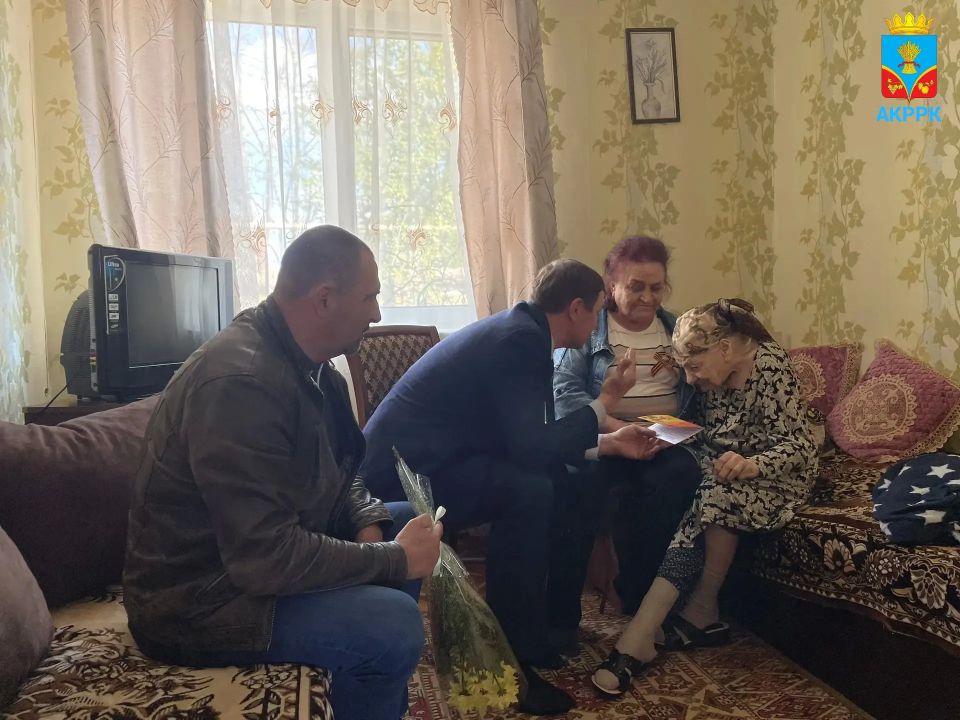 Василий Грабован: Мои заместители Виталий Кучин, Валерий Пожванюк и Элла Бастрыкина с глубоким уважением и благодарностью посетили тех, чьи судьбы неразрывно связаны с тяжелыми испытаниями Великой Отечественной войны: Василий Грабован: Мои заместители Виталий Кучин, Валерий Пожванюк и Элла Бастрыкина с глубоким уважением и благодарностью посетили тех, чьи судьбы неразрывно связаны с тяжелыми испытаниями Великой Отечественной войны: