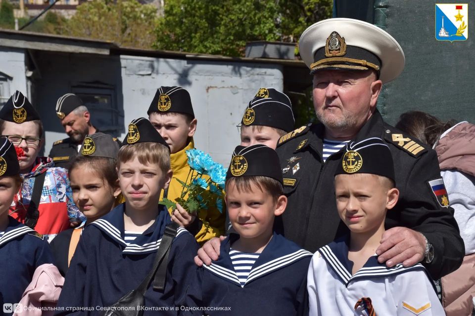 Воспитанники детской морской флотилии почтили память моряков-черноморцев в Южной бухте