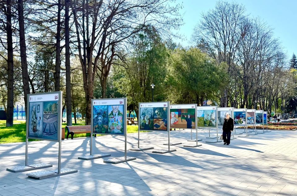 Взгляд сквозь время: в Детском парке открылась выставка юных художников ко Дню Победы