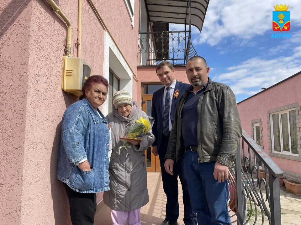 Василий Грабован: Мои заместители Виталий Кучин, Валерий Пожванюк и Элла Бастрыкина с глубоким уважением и благодарностью посетили тех, чьи судьбы неразрывно связаны с тяжелыми испытаниями Великой Отечественной войны: Василий Грабован: Мои заместители Виталий Кучин, Валерий Пожванюк и Элла Бастрыкина с глубоким уважением и благодарностью посетили тех, чьи судьбы неразрывно связаны с тяжелыми испытаниями Великой Отечественной войны: