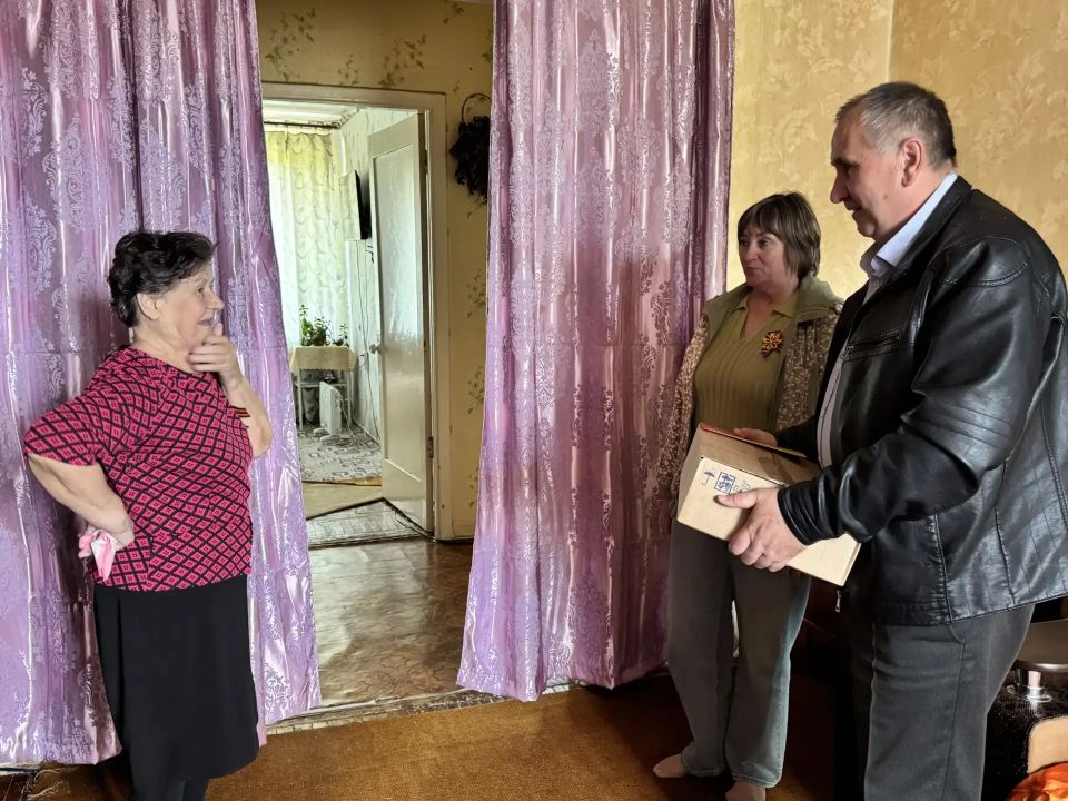 Василий Грабован: Мои заместители Виталий Кучин, Валерий Пожванюк и Элла Бастрыкина с глубоким уважением и благодарностью посетили тех, чьи судьбы неразрывно связаны с тяжелыми испытаниями Великой Отечественной войны: Василий Грабован: Мои заместители Виталий Кучин, Валерий Пожванюк и Элла Бастрыкина с глубоким уважением и благодарностью посетили тех, чьи судьбы неразрывно связаны с тяжелыми испытаниями Великой Отечественной войны: