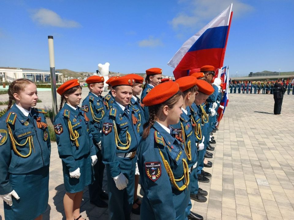 В преддверии Дня Победы глава муниципального образования Елена Стельмах и глава администрации Александр Соколовский присоединились к патриотической акции «Георгиевская ленточка и красная гвоздика», организованной волонтёрами... В преддверии Дня Победы глава муниципального образования Елена Стельмах и глава администрации Александр Соколовский присоединились к патриотической акции «Георгиевская ленточка и красная гвоздика», организованной волонтёрами...