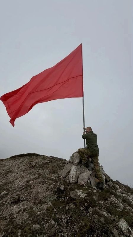 Крымские спасатели развернули Знамя Победы на вершине горы Куш-Кая Крымские спасатели развернули Знамя Победы на вершине горы Куш-Кая