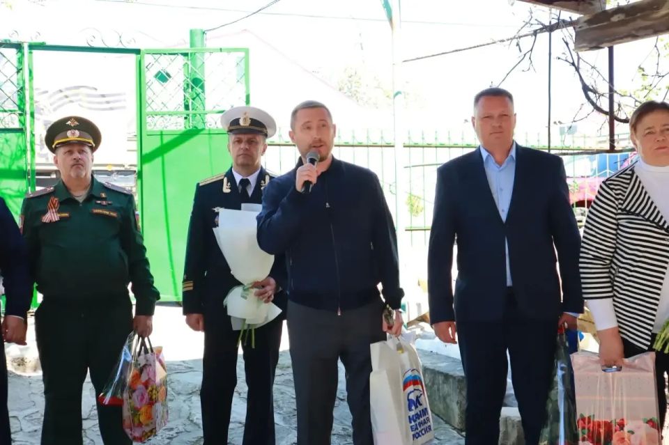 В преддверии Великого Дня Победы у домов наших уважаемых ветеранов Великой Отечественной войны состоялся праздничный концерт с песнями военных лет В преддверии Великого Дня Победы у домов наших уважаемых ветеранов Великой Отечественной войны состоялся праздничный концерт с песнями военных лет