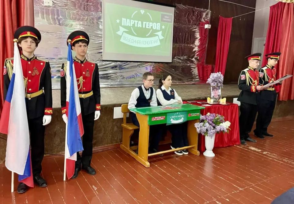 Антон Кравец: Сегодня в Уваровской школе состоялось торжественное открытие «Парты Героя», посвящённой выпускнику учреждения, сержанта Бережному Сергею Николаевичу, погибшему при исполнении воинского долга Антон Кравец: Сегодня в Уваровской школе состоялось торжественное открытие «Парты Героя», посвящённой выпускнику учреждения, сержанта Бережному Сергею Николаевичу, погибшему при исполнении воинского долга