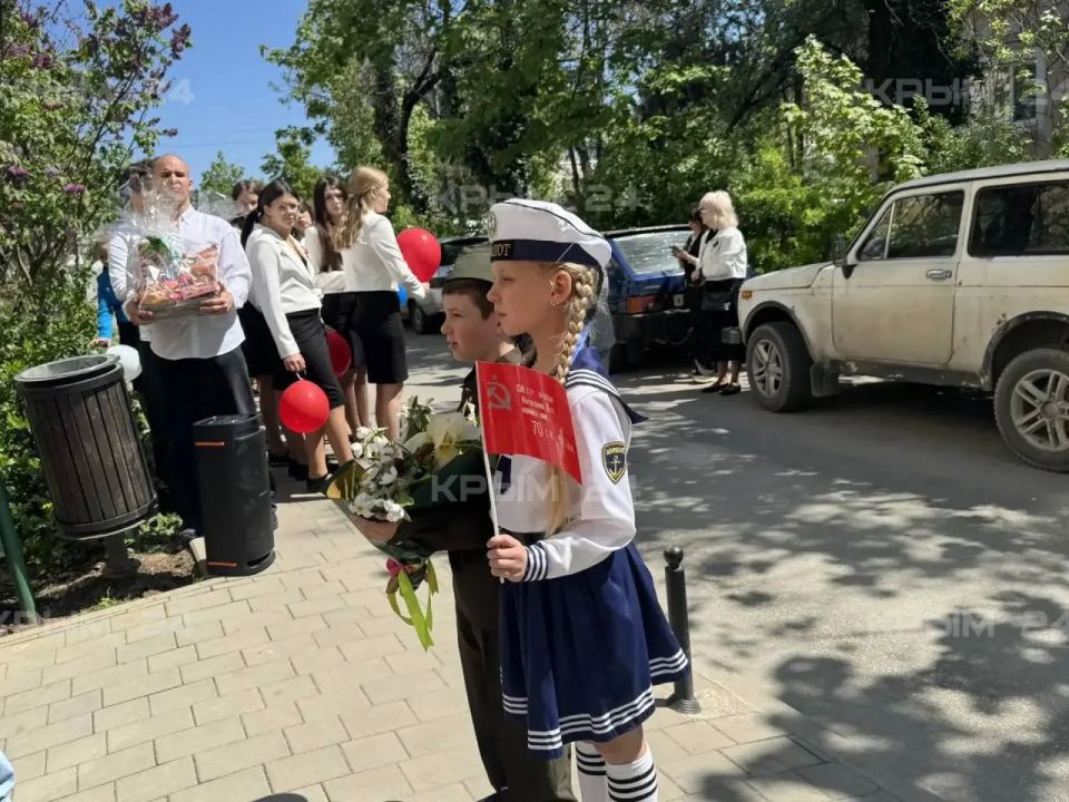 Более 800 учеников школ Симферополя поздравили ветерана Великой Отечественной войны Розалию Смирнову Более 800 учеников школ Симферополя поздравили ветерана Великой Отечественной войны Розалию Смирнову