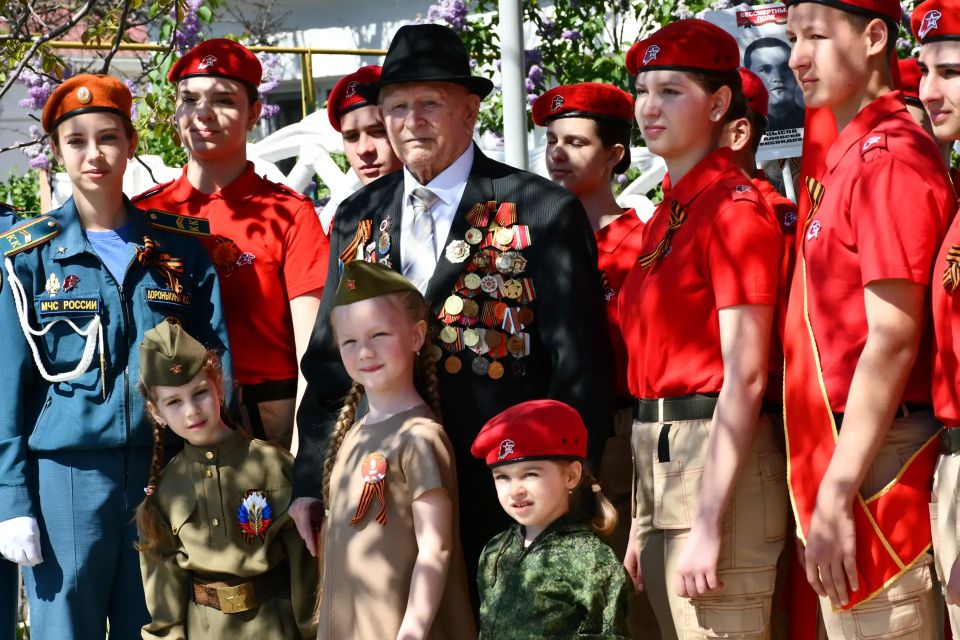 Сегодня, в День Великой Победы, руководители района — Ольга Петрова и Василий Грабован — возложили цветы к мемориалу «Никто не забыт, ничто не забыто», Братской могиле, Могиле неизвестного солдата, памятнику «Ветеранам... Сегодня, в День Великой Победы, руководители района — Ольга Петрова и Василий Грабован — возложили цветы к мемориалу «Никто не забыт, ничто не забыто», Братской могиле, Могиле неизвестного солдата, памятнику «Ветеранам...