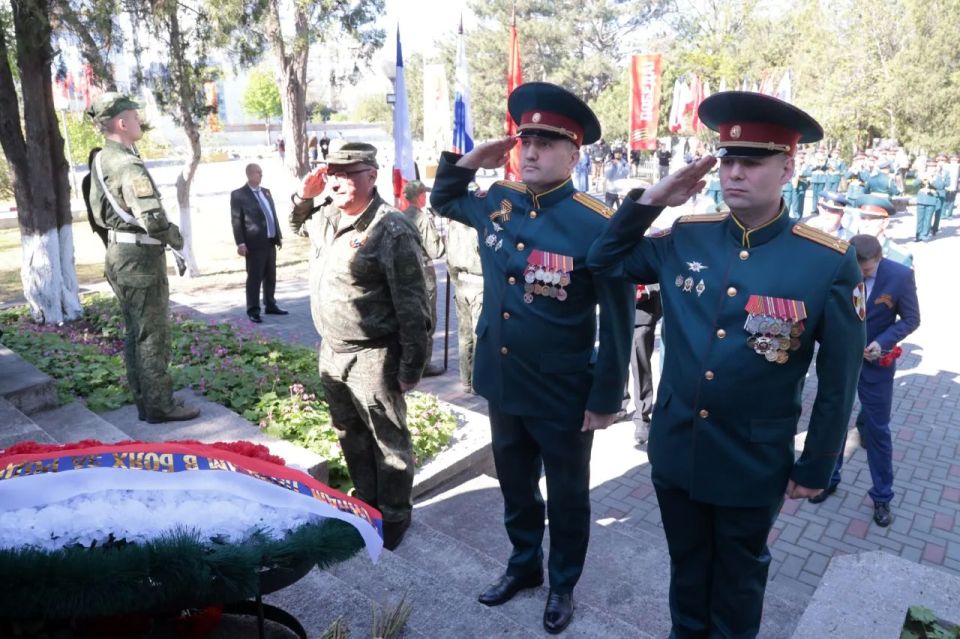 Владимир Константинов: В честь 81-й годовщины Великой Победы возложили цветы к мемориалу на Воинском кладбище в Симферополе Владимир Константинов: В честь 81-й годовщины Великой Победы возложили цветы к мемориалу на Воинском кладбище в Симферополе