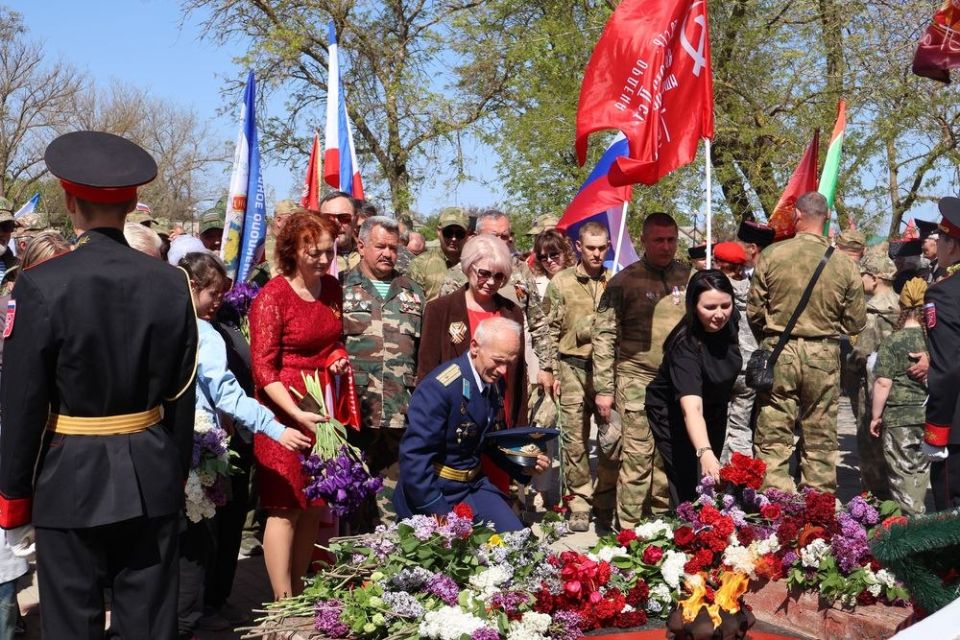 Денис Олейник: В продолжение празднования 81-й годовщины Победы в Великой Отечественной войне принял участие в торжественном мероприятии у Обелиска Славы в посёлке Раздольное Денис Олейник: В продолжение празднования 81-й годовщины Победы в Великой Отечественной войне принял участие в торжественном мероприятии у Обелиска Славы в посёлке Раздольное