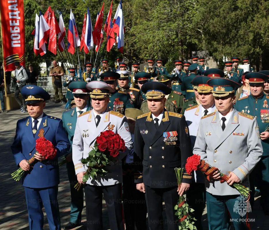 Сотрудники МЧС России приняли участие в торжественных мероприятиях к 81-ой годовщине Великой Победы Сотрудники МЧС России приняли участие в торжественных мероприятиях к 81-ой годовщине Великой Победы